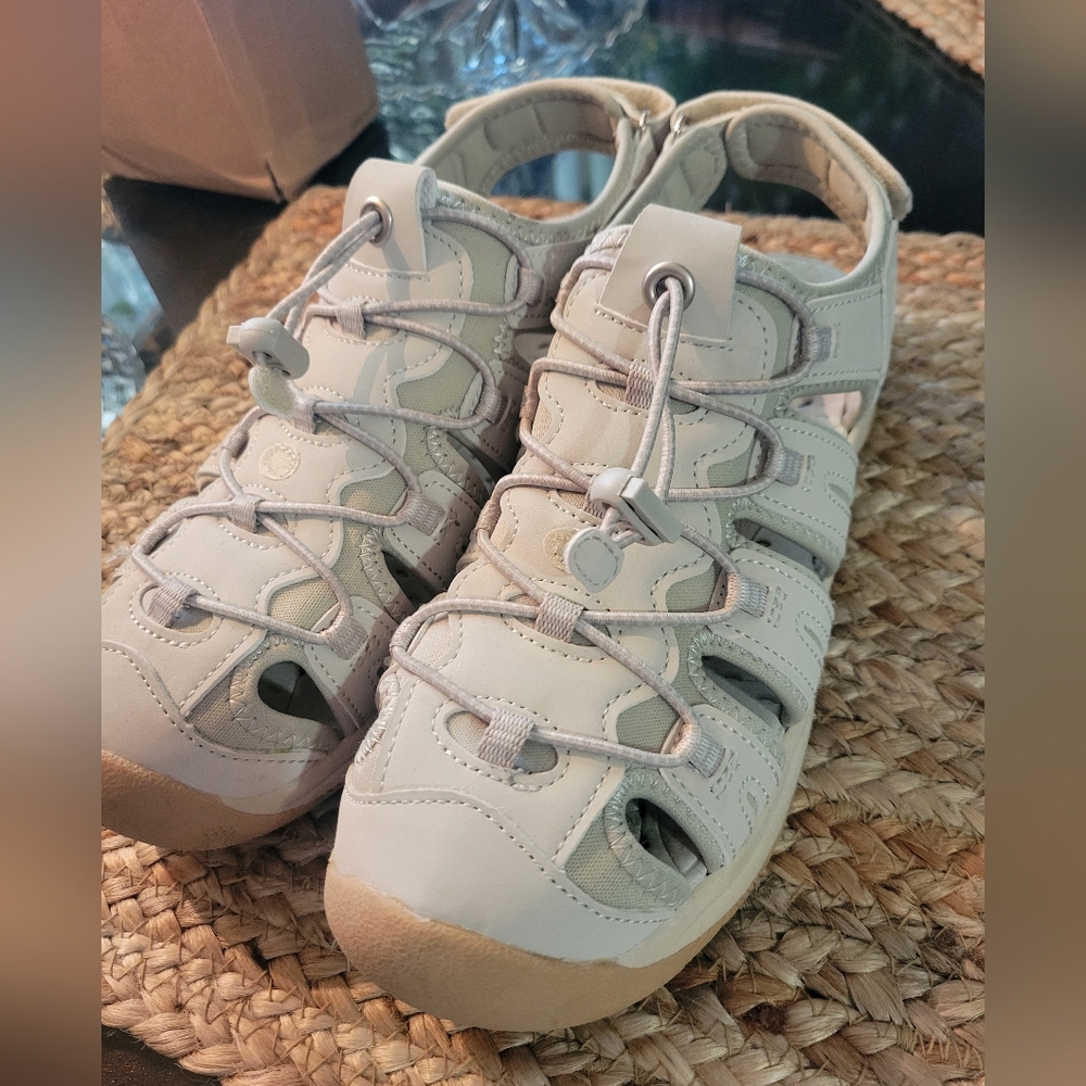 Khombu Woman's  Sandals Size 8.5 Like New - Picture 2 of 10